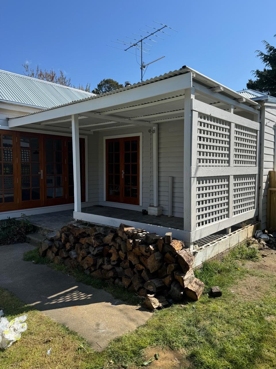 Best Paint for House Exteriors in Wollongong: A Local Painter's Guide 2 Weatherboard home exterior in the Illawarra prepared for repainting with Dulux Weathershield by a Wollongong painter